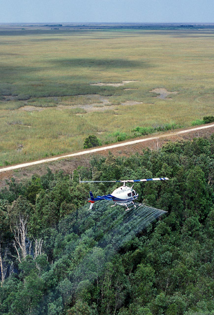 Herbizideinsatz mit dem Helikopter