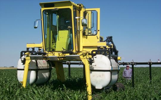 High-clearance chemical application tractor