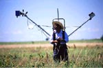 Photo: Worker with remote sensing device for measuring nutrient deficiencie in crops or soil