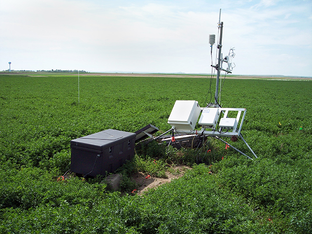 An eddy covariance flux tower measures CO2 and water vapor in an alfalfa field